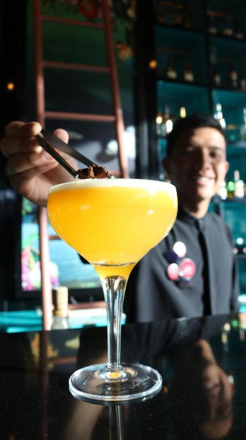 Hotel V1501 Pasto Ngoại thất bức ảnh A bartender adding a garnish to a cocktail