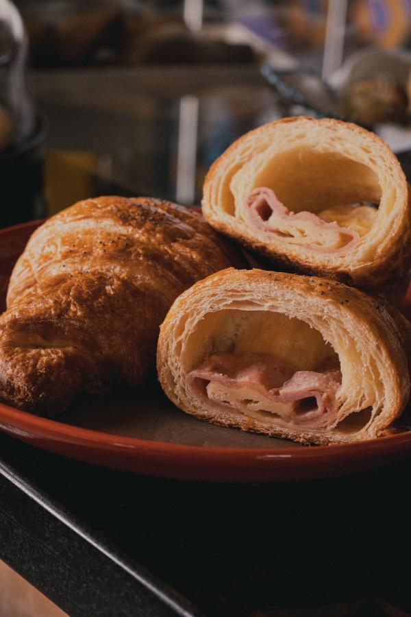 Hotel V1501 Pasto Ngoại thất bức ảnh A ham and cheese croissant